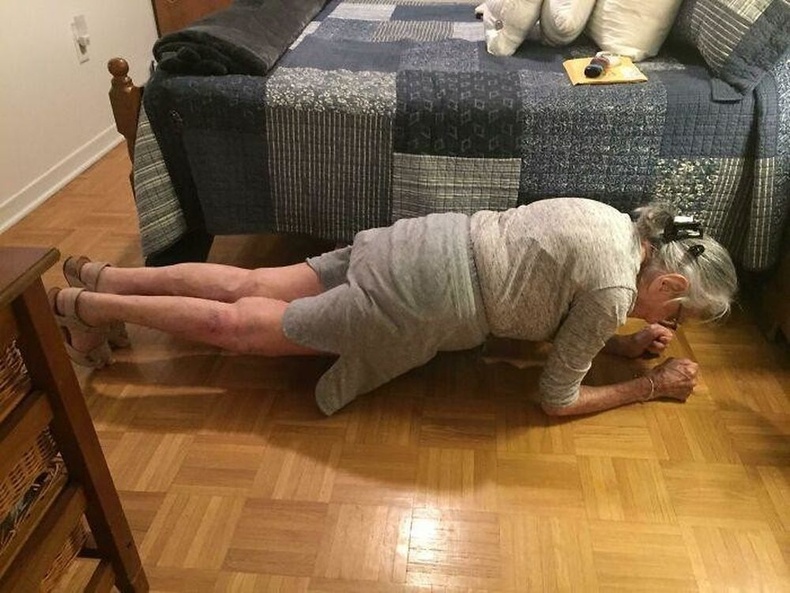 100 настай эмээ 30 секундын планк төвөггүй хийдэг.