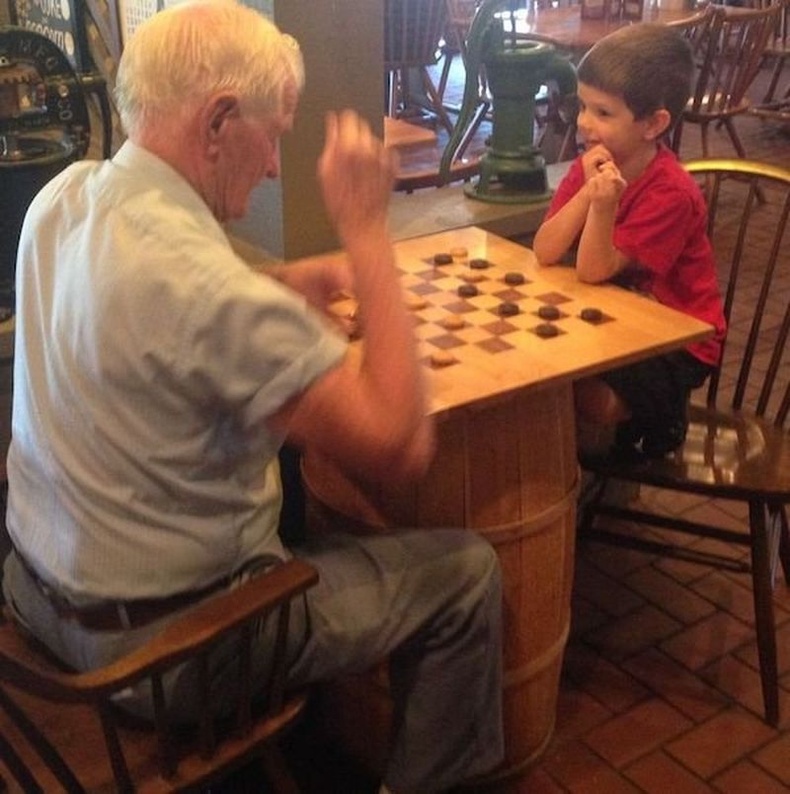 "Хүү маань нэг хартал огт танихгүй энэ өвөөтэй даам тоглоод сууж байв"