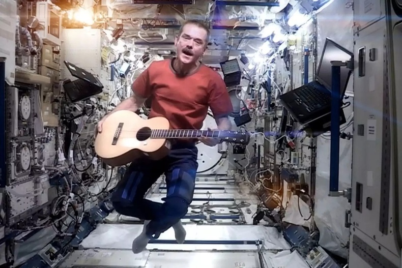 2013 он: Канадын сансрын нисгэгч Крис Хадфилд сансрын станцд дуулсан бичлэгээ цахим орчинд байршуулав