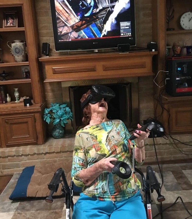 93 настай эмээ анх удаа VR туршсан нь