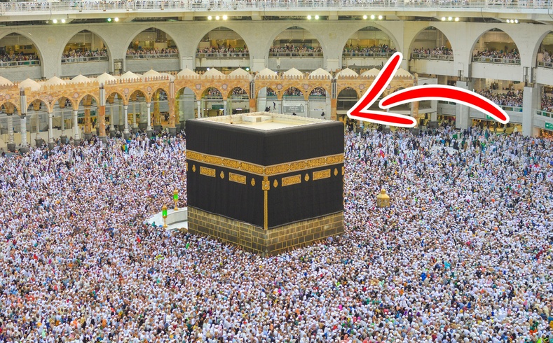 Мусульманчууд хэдэн саяараа очиж мөргөдөг "хар хайрцаг" дотор яг юу байдаг вэ?