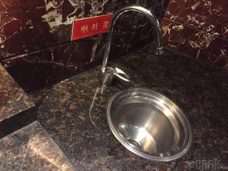 Хятад улсад байдаг толгой эргэж бөөлжис хүрсэн хүнд зориулсан угаалтуур