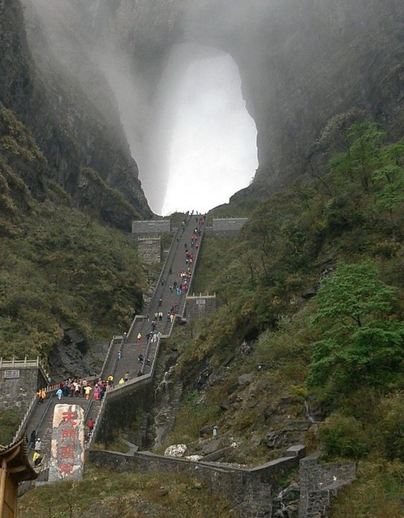 "Диваажингийн хаалга" нэртэй байгалийн содон тогтоц. Хятадын Тяньмен уул
