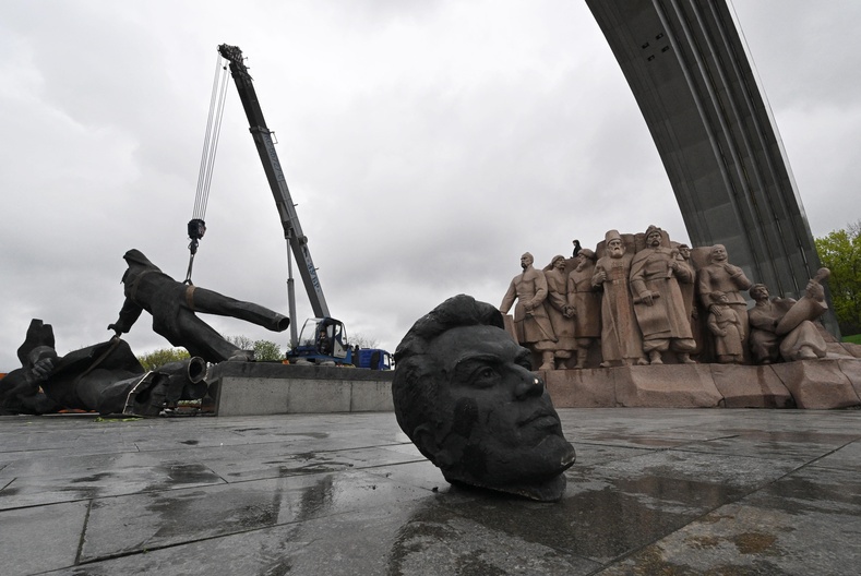 Киев хот Орос-Украины найрамдлын бэлгэдэл болсон Зөвлөлтийн үеийн хөшөөг буулгав