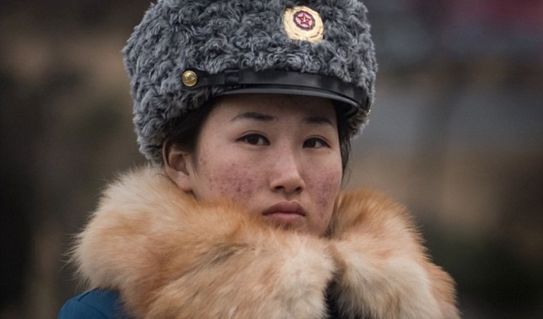 Хойд Солонгосын нийслэлийн нүүр царай болсон замын цагдаа охидын тухай баримтууд