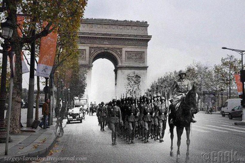 Германы арми Парисийн Ялалтын хаалгаар орж ирж байгаа нь (1940)