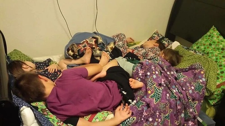 "Энэ айлын зургаан хүүхэд бүгд тусдаа ортой ч заавал ингэж хамтдаа унтдаг."