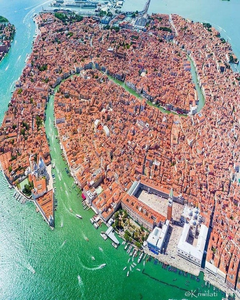 Венеци хотын дээрээс харвал