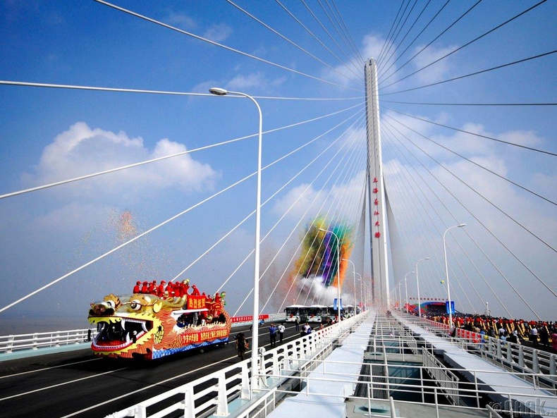 "The Shanghai Yangtze River Tunnel" - 1.8 тэрбум