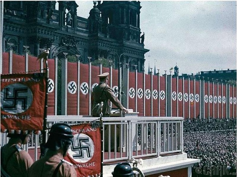 Адольф Гитлер илтгэл тавьж буй нь, Люстгартен - 1938 он