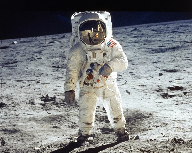1969 он: Америкийн сансрын нисгэгч Нил Армстронг саран дээр хөл тавьсан анхны хүн болжээ