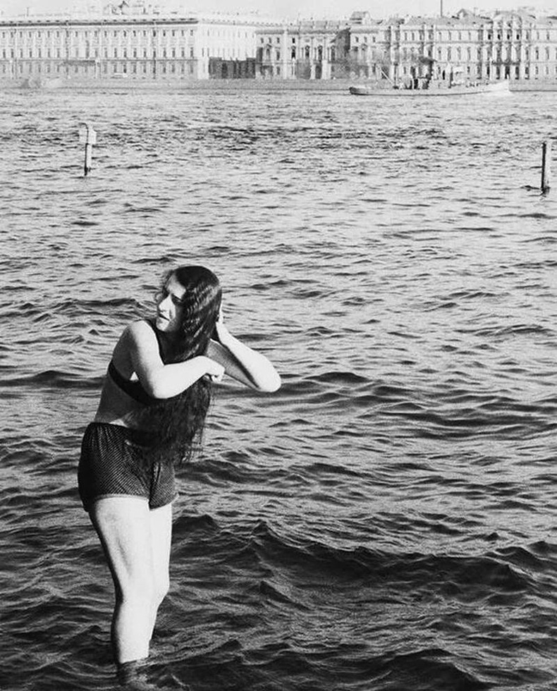 Нева мөрөнд орж буй бүсгүй - Ленинград хот, 1955