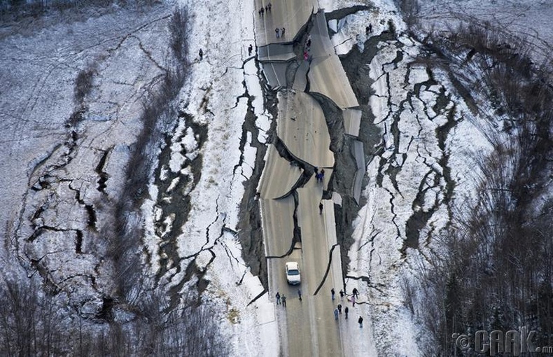 Аляскийн газар хөдлөлтөд сүйдсэн машины зам