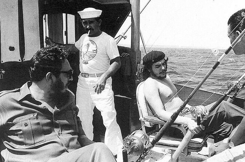 Хувьсгалч Че Гевара (Che Guevera) болон Фидель Кастро (Fidel Castro) нар загас барьж байгаа нь - 1960 он