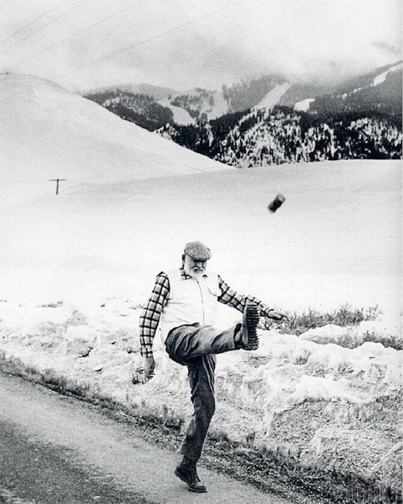 Зохиолч Эрнест Хеммингуэй лааз өшиглөж байгаа нь - 1959 он