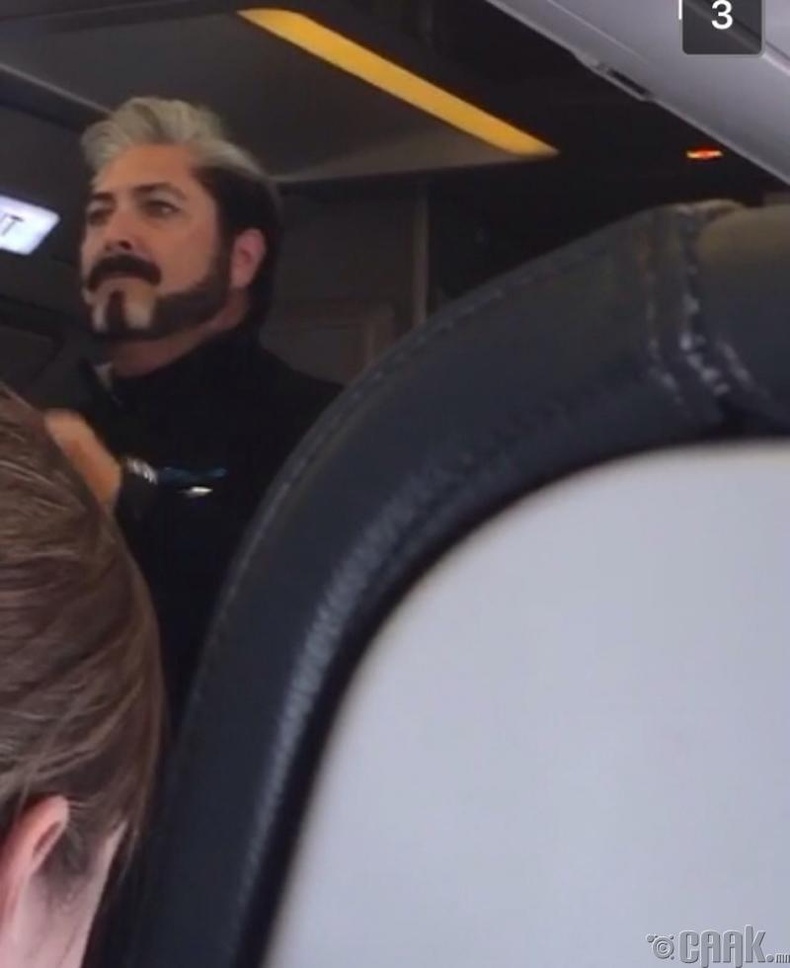 Онгоцны үйлчлэгч залуу яг л  "The Hunger Games" киноны гол дүр шиг харагдаж байна