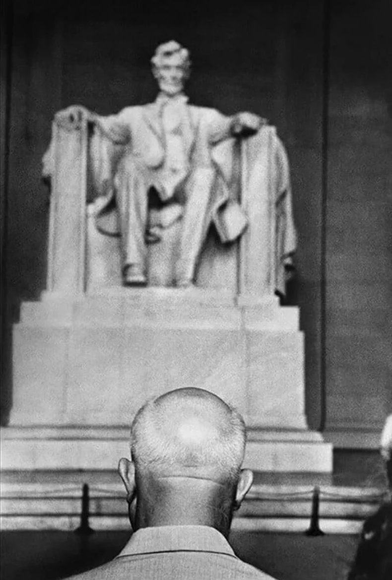 ЗХУ-ын удирдагч Никита Хрущев Вашингтон дахь Линкольний хөшөөний өмнө, 1959