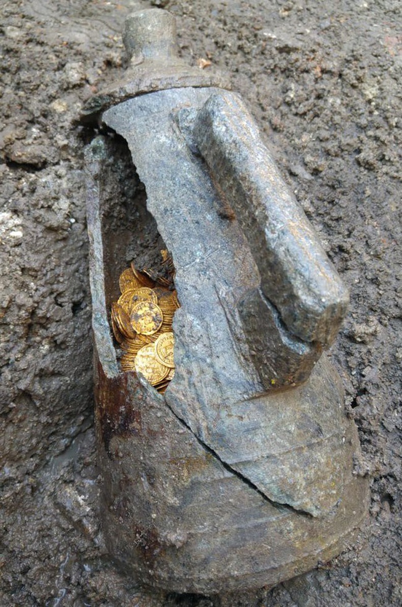 Эртний Ромын үед хамаарах алтан зоосоор дүүрэн гүц Италийн Комо хотын ойролцоогоос олджээ