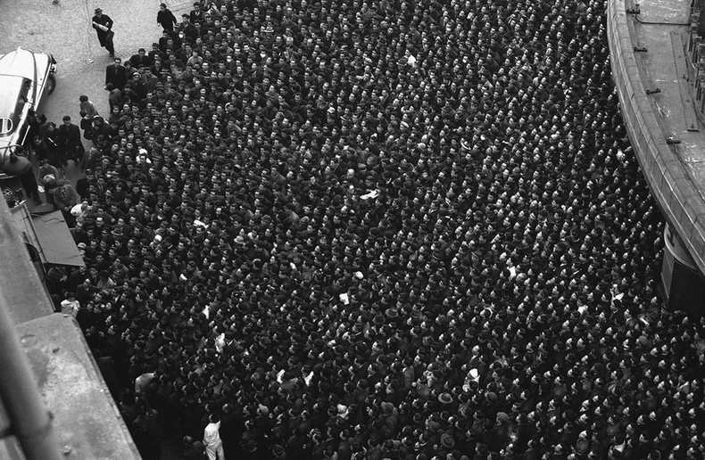 Америкийн мэргэжлийн бөхийн тулааныг том дэлгэцээр үзэхээр цугласан иргэд - Токио, 1954