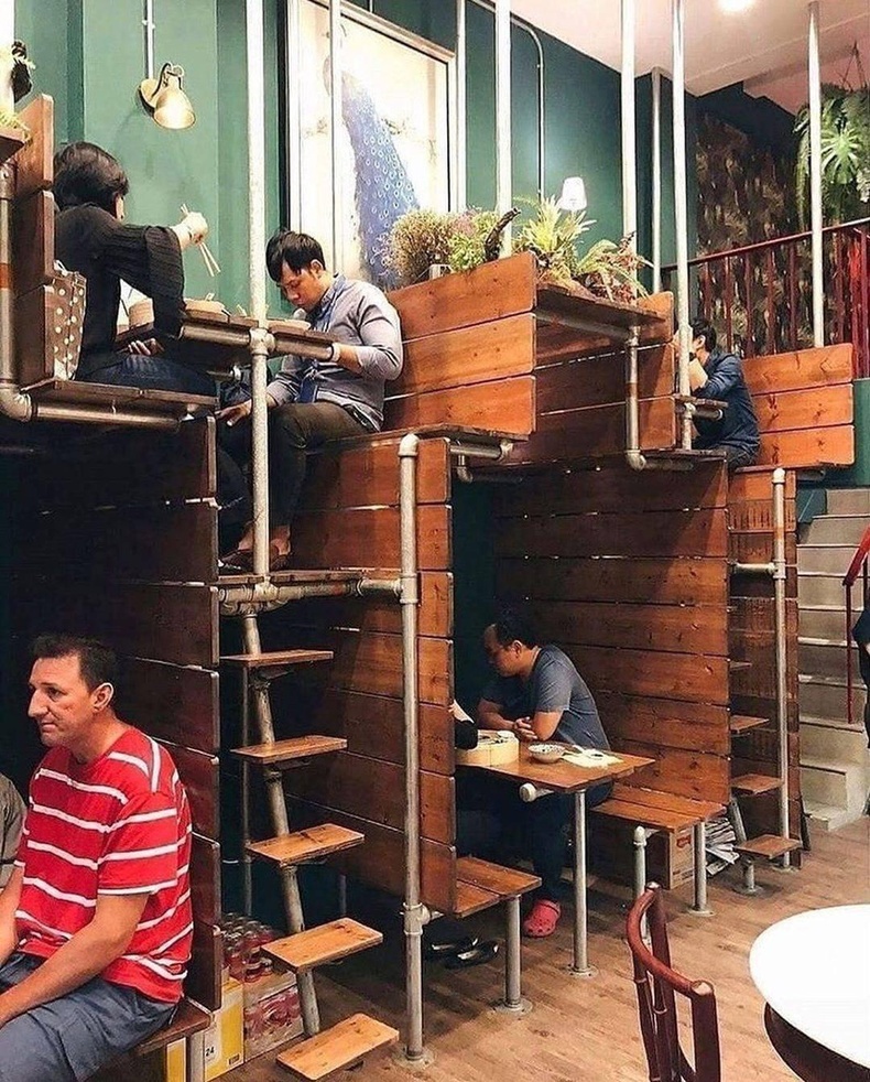 Бангкок хот дахь жижиг талбайтай рестораны дотоод шийдэл