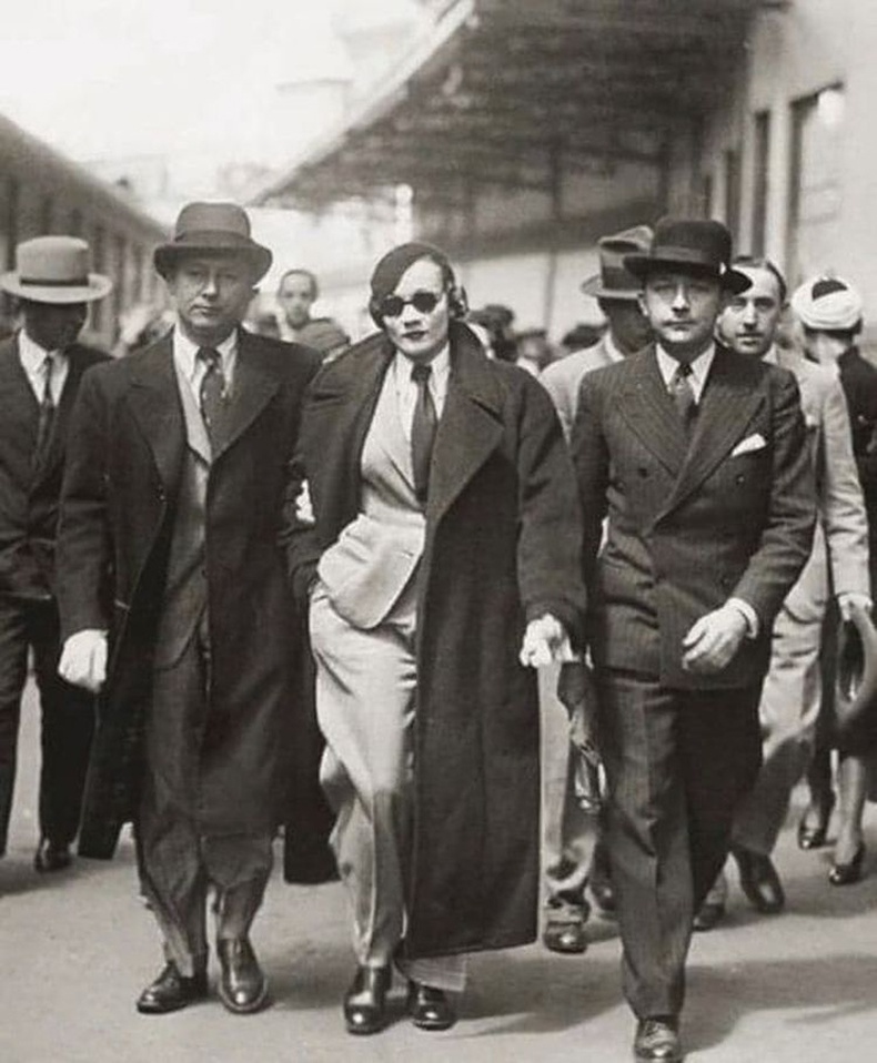 Парисын галт тэрэгний буудал дээр жүжигчин Марлен Дитрих эмэгтэй хүн өмд өмсөхийг хориглосон дүрмийг зөрчиж, баривчлагдсан нь - 1933