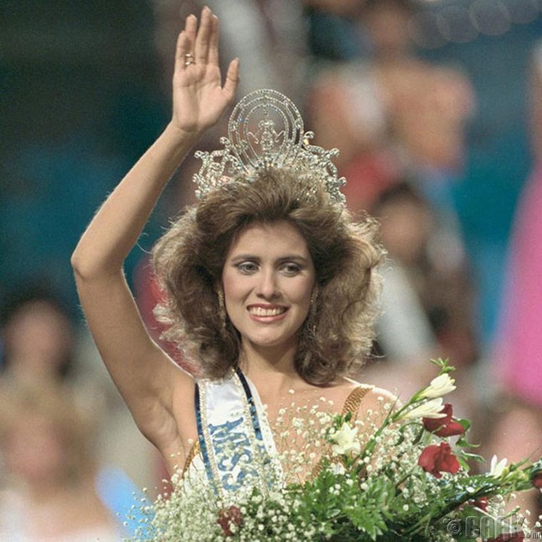 "Miss Universe-1985"-ын ялагч: Пуэрто Рикогын гоо бүсгүй Дебора Картей Дью, 19 настай, 173 см өндөр.