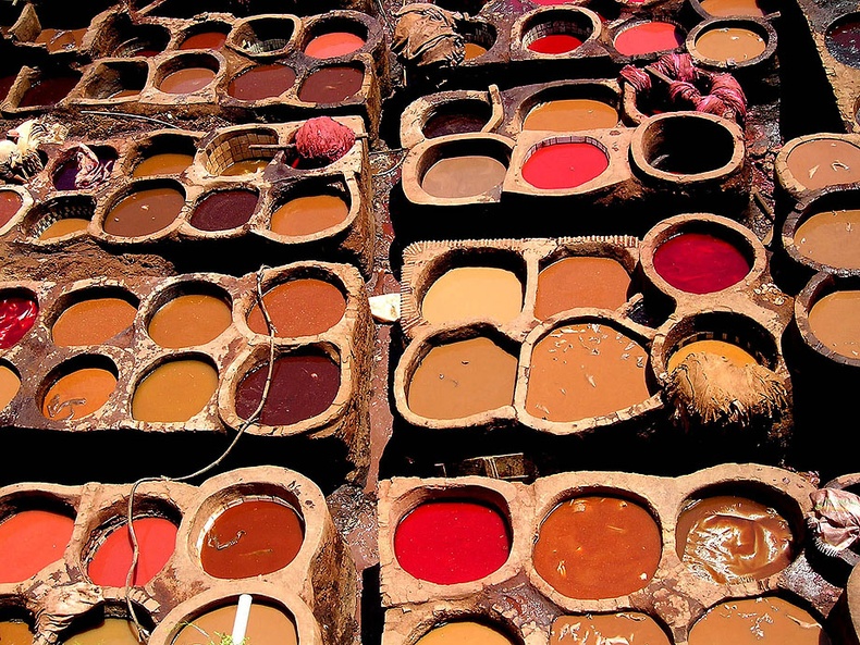 Фез хотын арьс ширний үйлдвэрт ашиглахаар бэлдсэн будагнууд - Марокко