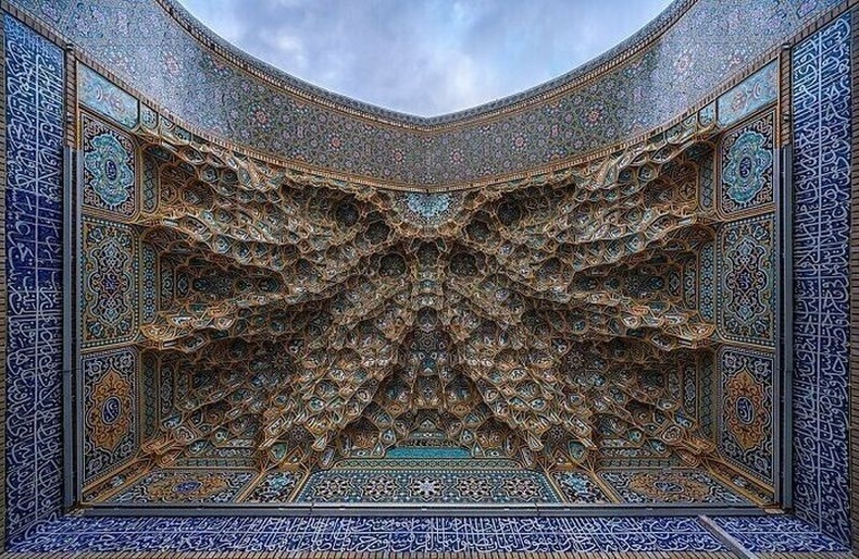 Ираны нийслэл Тегеран хот дахь Фатима Масумехийн сүмийн адар