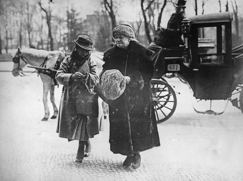 Анхны эмэгтэйчүүдийн эрхийг хамгаалах өдрийг 1909 онд тэмдэглэсэн