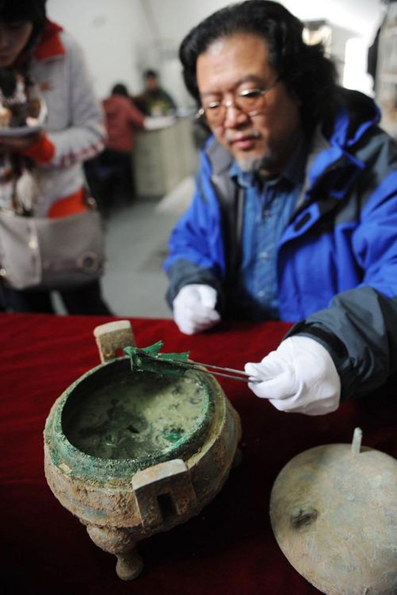 Хятадын археологчид 2400 жилийн настай, хүрэл тогоотой шөлийг олжээ. Өнгө нь ногоорсныг эс тооцвол шөл шингэн төлөвтэй хэвээр байсан гэнэ.