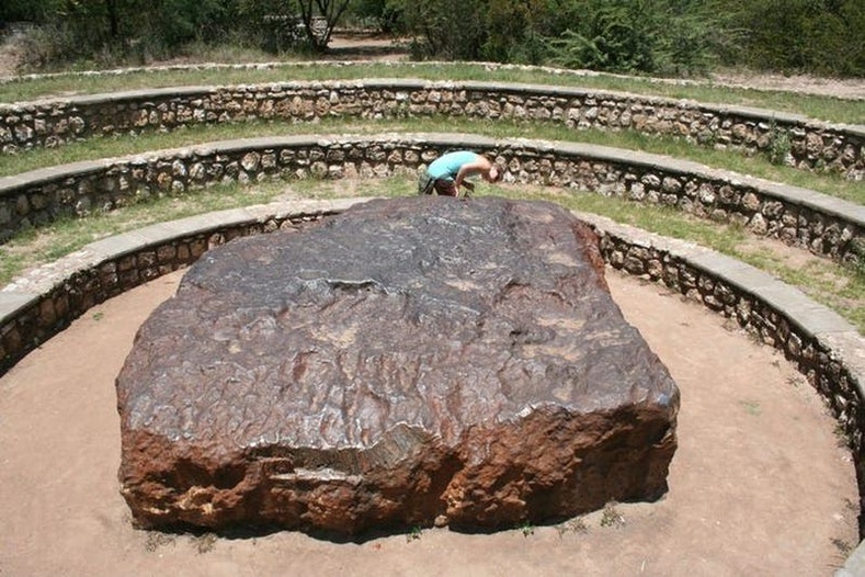 Дэлхий дээр буй хамгийн том солир болох 60 тонн жинтэй "Хоба". Намиби улсын нутагт унаснаас нь хойш огт хөдөлгөөгүй гэнэ.