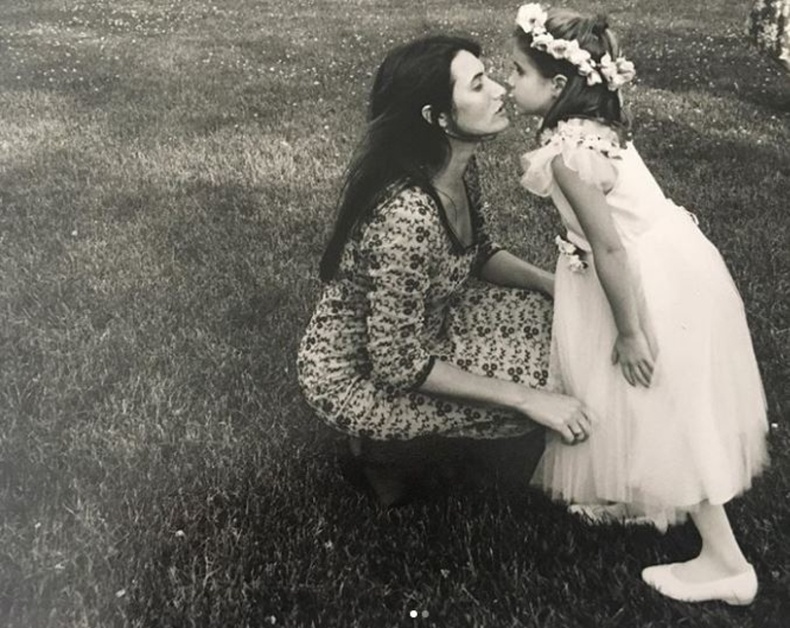 Эмма Робертс ээжтэйгээ (Emma Roberts), 1990 он