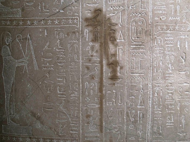 Берлиний музей дахь эртний Египетийн бичээст ханан дээр хэсэг өсвөр настнууд шүршдэг будгаар зурж байгаад баригдсан байна. Улмаар тус хана хэзээ ч арилахгүй толботой болжээ.