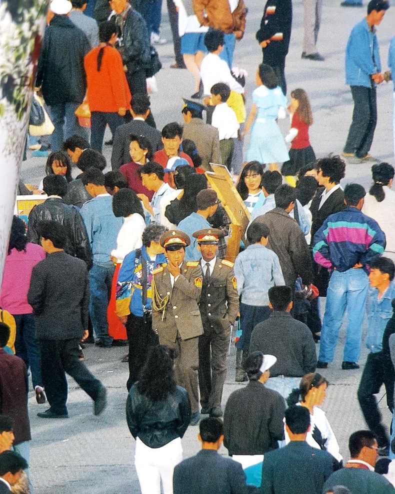 Сүхбаатарын талбайд цугласан хүмүүс - Улаанбаатар, 1993