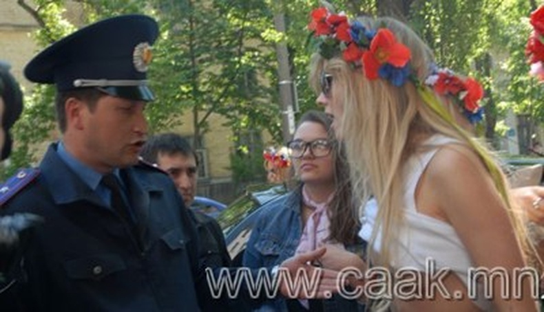 Femen хєдєлгєєний охидууд “цэнхэр хувин”–г дэмжив