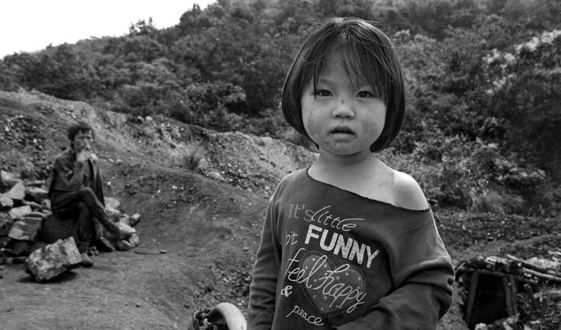 Хятадын хууль бус уурхай дахь төсөөлөлд буумгүй хүнд амьдралыг харуулсан зургууд