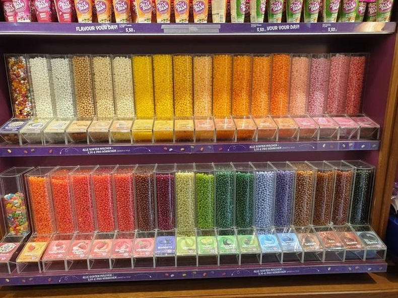 Дэлгүүрт зөөлөн чихрүүдийг өнгөөр ялгаж байрлуулсан байгаа нь