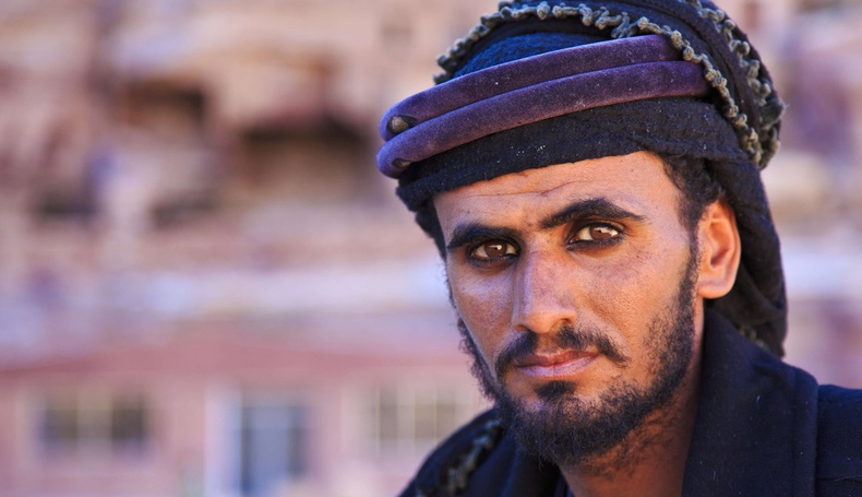 Мусульман эрчүүд яагаад нүдээ буддаг вэ?