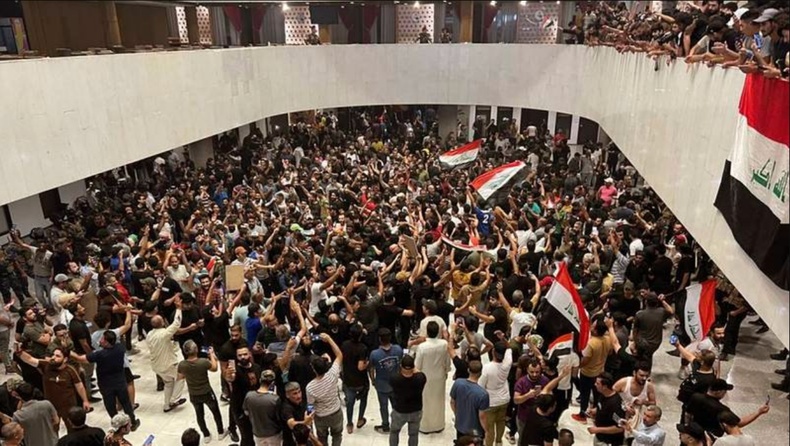 Иракт жагсагчид парламентын ордноо эзлэв
