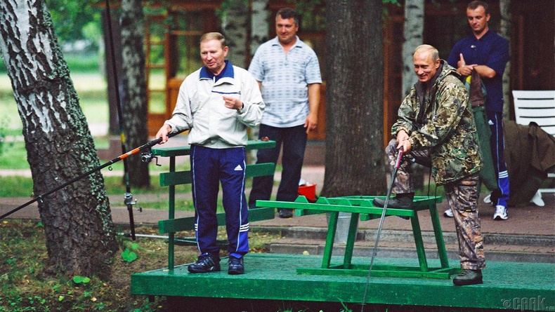 Украины Ерөнхийлөгч Леонид Кучмагийн хамт загасчилж буй нь, 2002 он