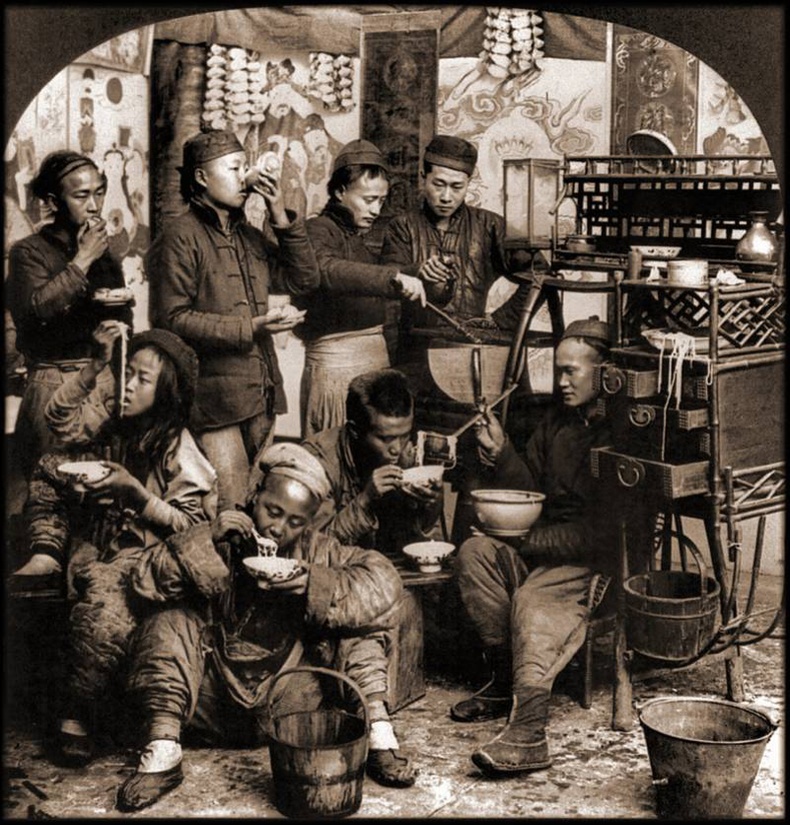 Гудамжны гоймонгийн газар хооллож буй эрчүүд - Гуанжоу. 1919 он.