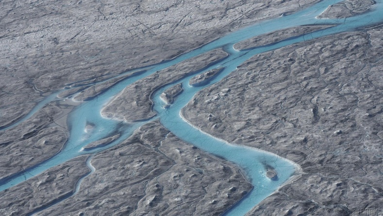 Гренландын баруун хэсгээр хайлж буй мөс томоохон голыг үүсгэж байна. Энэ нь цаашлаад мөсөн доогуур урсаж далай руу цутгаж байгаа юм