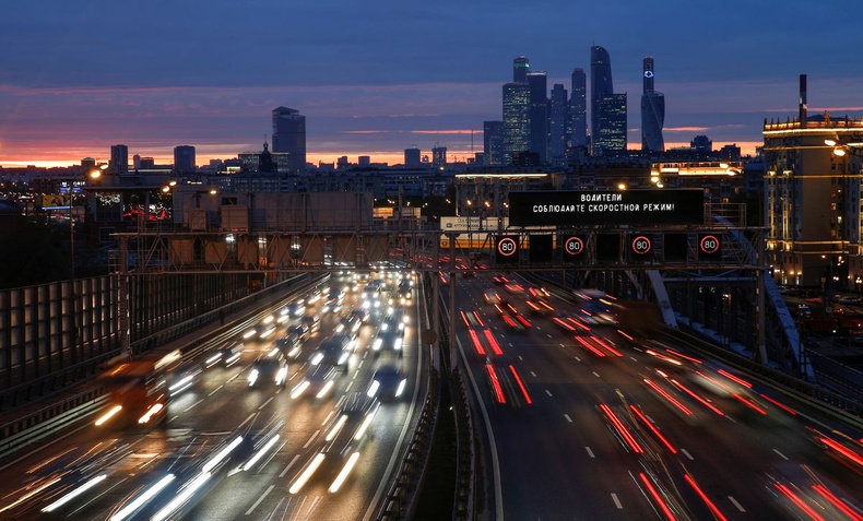 Тавдугаар сард Оросын автомашины борлуулалт 83.5 хувиар буурчээ