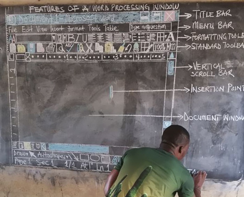 Ганын сургуулийн багш компьютергүйн улмаас мэдээлэл зүйн Microsoft Word-ийн хичээлийг самбар дээр зааж байна