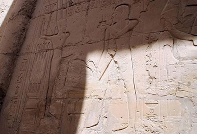 Эртний Египетийн фараончууд олны өмнө гар хангалга хийдэг