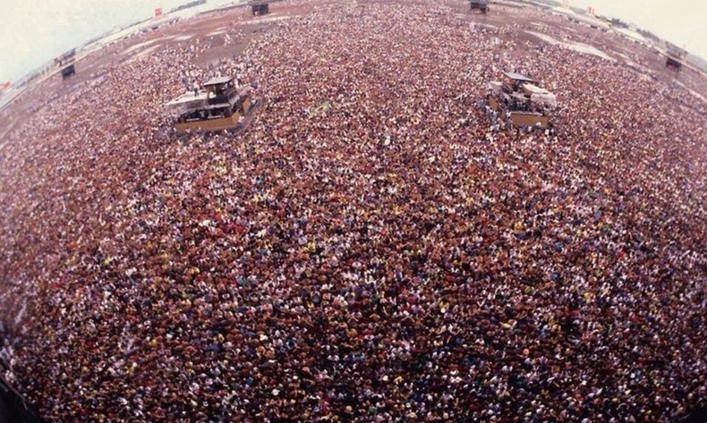Алдарт "Metallica" хамтлаг ЗХУ задарснаас хэдхэн сарын дараа Москва хотод тоглолт хийхэд 1.6 сая хүн цуглажээ