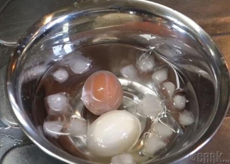 Яйца воде видео. Яйца в кастрюле. Внутри куриного яйца шарик. Необычные яйца. Белый пузырь в курином яйце.