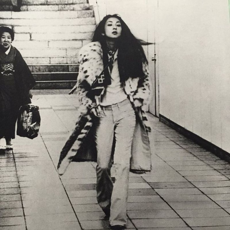 70-аад оны загварлаг Япон бүсгүй