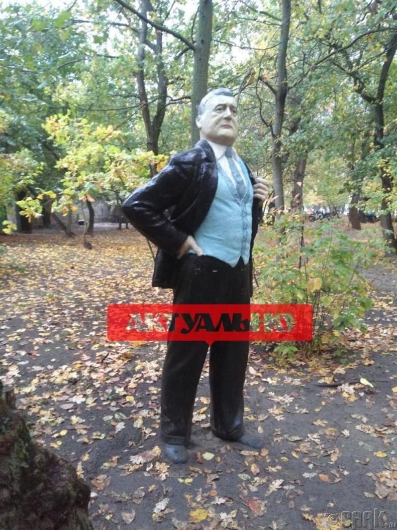 Украины Запорожье дахь Лениний хөшөөг Порошенкогийн хөшөөгөөр солив