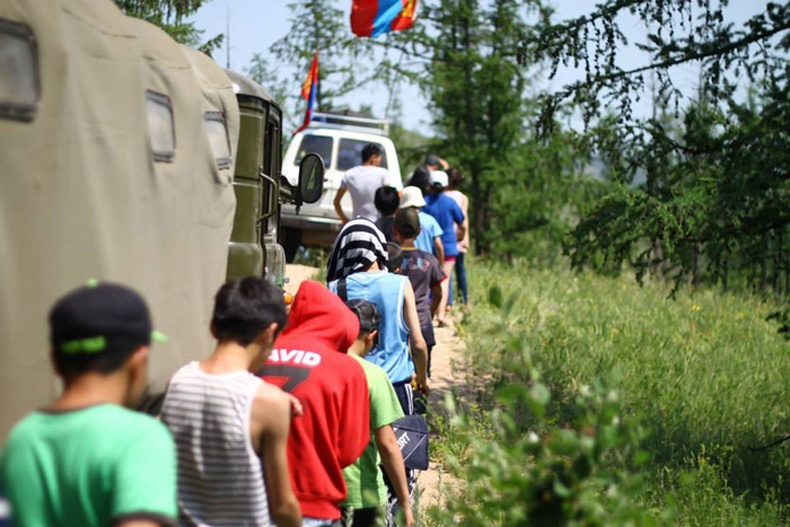 Амрангаа СУРАЛЦАЖ, Аялангаа ЭХ ТҮҮХТЭЙГЭЭ ТАНИЛЦЬЯ